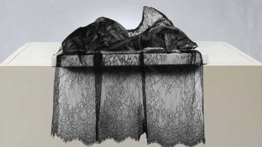 Hong Wai 洪慧: One Life One Dream: Waterfall (蕾絲書法 - 巴黎一字一生系列 – 瀑)